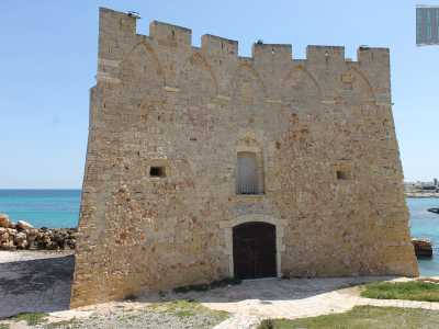 In et� medievale e rinascimentale la torre faceva parte del circuito d'avvistamento antisaraceno, insieme a Torre Pozzelle e Torre Guaceto e comunicava con esse grazie ad un fal�, acceso in caso di riconoscimento nemico